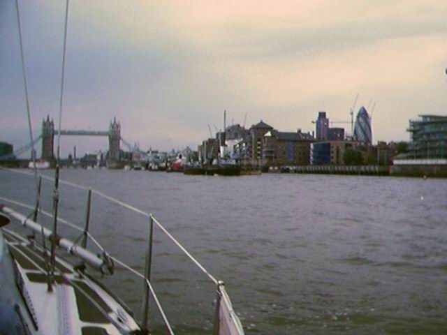 De Towerbridge met rechts het St. Catharines dock