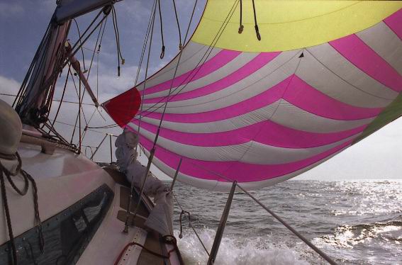 De Bonne Brise op weg naar Helgoland onder spi